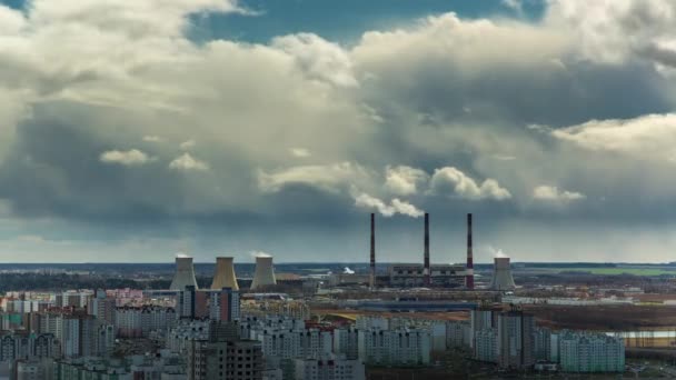 Luz solar nuvens chuvosas minsk telhado industrial panorama superior lapso de tempo 4k — Vídeo de Stock