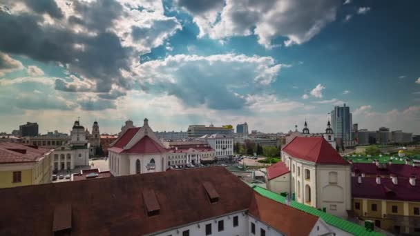 Güneşli gökyüzü minsk şehir eski kasaba çatı üst panorama 4k zaman atlamalı — Stok video