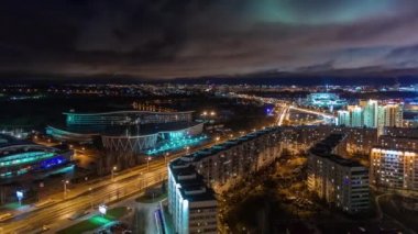 Minsk gece ışık şehir trafik sokak çatı üst panorama 4k zaman atlamalı