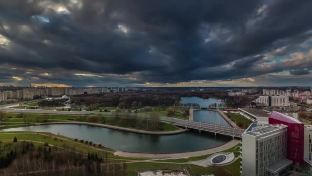 Cielo piovoso minsk città vittoria parco tetto top panorama 4k time lapse — Video Stock