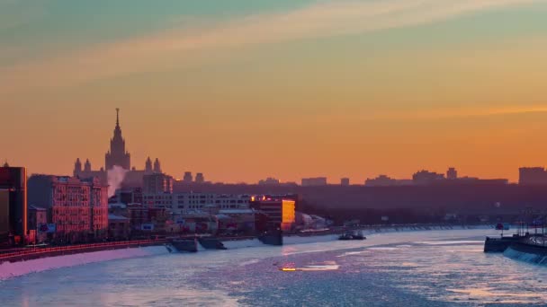 Winter zonsondergang Moskou stad rivier baai panorama 4 k tijd vervallen Rusland — Stockvideo