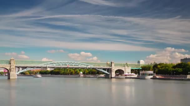 Zomer zonnige dag Moskou rivier brug panorama 4 k tijd vervallen Rusland — Stockvideo
