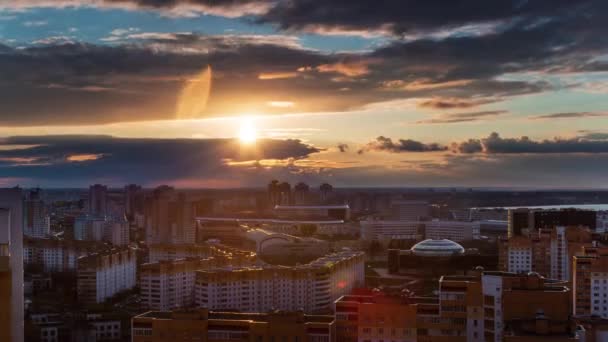 日落的明斯克屋顶顶城市全景 4 k 时间流逝 — 图库视频影像