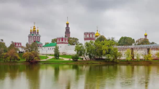 Kerk vijver-panorama van de regenachtige dag Moskou-stad 4 k tijd vervallen Rusland — Stockvideo