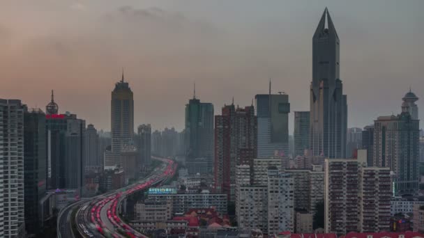 Шанхай трафик вечером 4k время истекает с крыши — стоковое видео