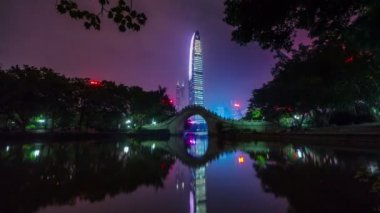 Çin shenzhen gece ışık park su birikintisi ünlü gökdelen görüntülemek 4 k zaman atlamalı