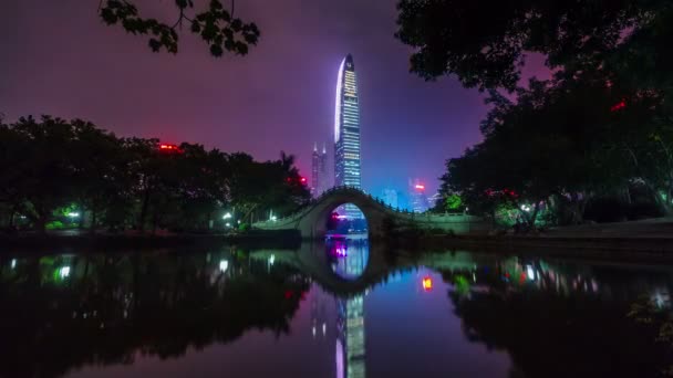 Chine Shenzhen nuit parc étang célèbre gratte-ciel vue 4k laps de temps — Video