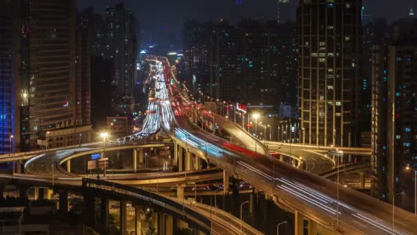 China hermoso tráfico nocturno sobrevuelo cruce 4k lapso de tiempo de Shangai — Vídeo de stock