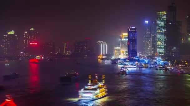 Noční světlo v Šanghaji vody přenos 4k časová prodleva z vrcholu střechy — Stock video