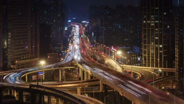 밤 빛 높은 트래픽 도시도로 상하이 지붕에서 4 k 시간 경과 — 비디오