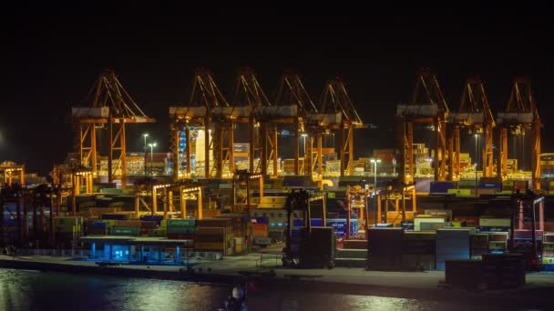 China shenzhen nacht licht poort container verplaatsen werken 4 k time-lapse — Stockvideo