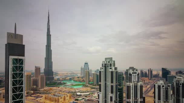 Centro di Dubai città famoso costruzione centro commerciale fontana panorama 4 tempo k lasso Emirati Arabi Uniti — Video Stock