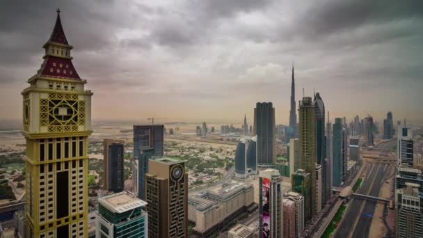 Panorama di Dubai città centro tetto superiore strada principale 4 tempo k lasso Emirati Arabi Uniti — Video Stock