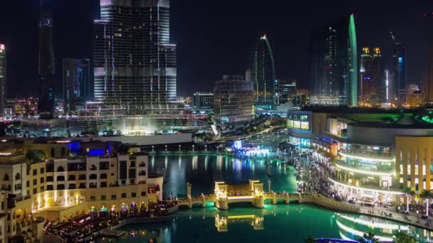 Dubai stad nacht licht mall overvolle fontein bay 4 k time-lapse Verenigde Arabische Emiraten — Stockvideo