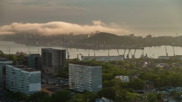 Napnyugtakor ég ipari port bay Vlagyivosztok város panoráma 4 k idő megszűnni, Oroszország — Stock videók