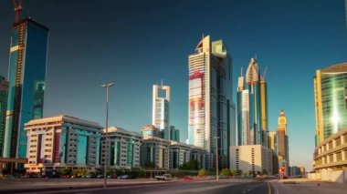 güneşli bir gün dubai şehir şehir sokak görüntülemek 4 k zaman atlamalı Birleşik Arap Emirlikleri