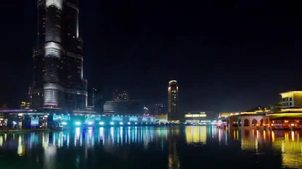 Nocne oświetlenie dubai world słynnej fontanny najwyższy budynek 4 k time lapse Zjednoczone Emiraty Arabskie — Wideo stockowe