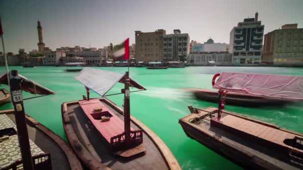 Jour lumière dubai ville deira partie eau bateau parking 4k laps de temps émirats arabes unis — Video