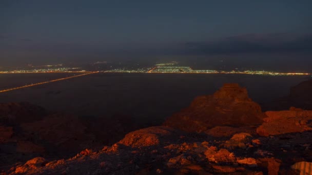 Ночной свет abu dhabi al ain горный курорт 4k время истекло объединенные арабские эмираты — стоковое видео