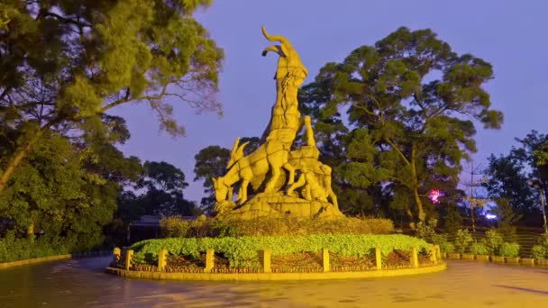 China Nacht Panorama Statue von fünf Ziegen yue xiu Park 4k Zeitraffer — Stockvideo