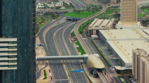 Lichte dubai centrum hoofdweg metrostation dak dagweergave 4 k tijd vervallen Verenigde Arabische Emiraten — Stockvideo