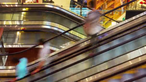 Знаменитый Дубай торговый центр эскалатор люди трафика 4k время истекло объединенные арабские эмираты — стоковое видео