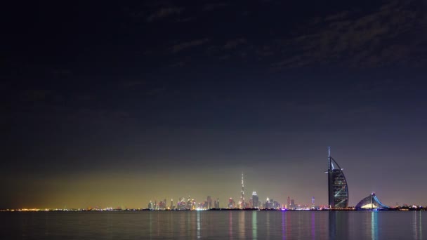 Dubai city słynny hotel noc oświetlenie bay panorama 4 k time lapse Zjednoczone Emiraty Arabskie — Wideo stockowe