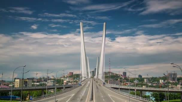 Nyári nap Vlagyivosztok forgalom híd városi panoráma 4 k idő megszűnni, Oroszország — Stock videók