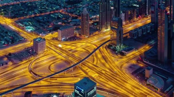 Iluminação noturna dubai cidade estrada junção tráfego telhado vista superior 4k tempo lapso emirados árabes unidos — Vídeo de Stock