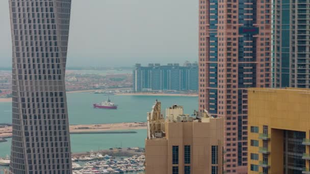 Dubai marina zonnige dag palm torens baai weergave 4 k tijd vervallen Verenigde Arabische Emiraten — Stockvideo