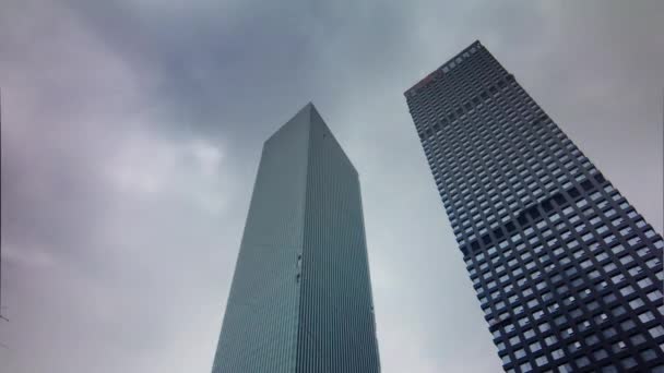 China guangzhou zwei Wolkenkratzer Himmel nach oben Ansicht 4k Zeitraffer — Stockvideo