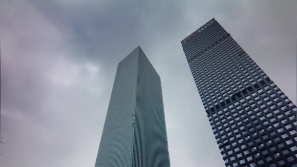 China guangzhou two skyscrapers sky up view 4k time lapse — Stock Video