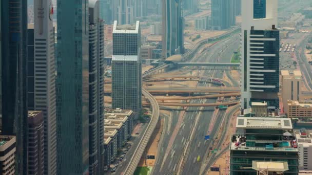 Dubai ciudad caliente día tráfico carretera techo superior panorama 4k tiempo lapso unido árabe emiratos — Vídeo de stock