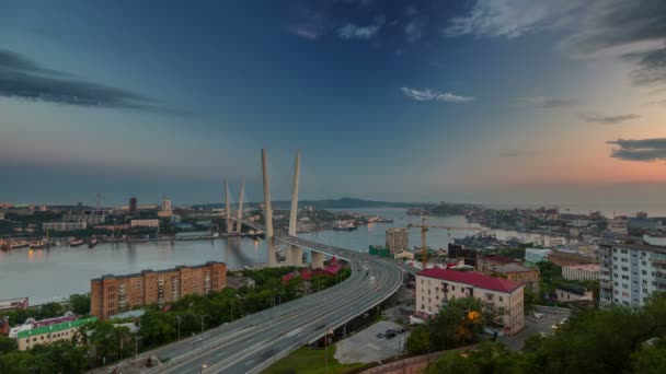 Vladivostok zonsondergang tot nacht verlichting panorama dak brug 4 k tijd vervallen Rusland — Stockvideo