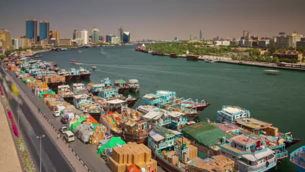 Dubai city deira creek nákladní loď v létě parkování 4k tim uplynout, Spojené arabské emiráty — Stock video