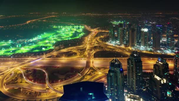 Дубай ночного освещения дорожного узла дорожного движения панорама крыши 4k время истекло объединенных арабских эмиратов — стоковое видео