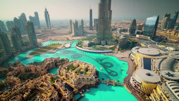 Dubaj slavný hotel den fontána střechu horní panorama 4 k time lapse Spojené arabské emiráty — Stock video