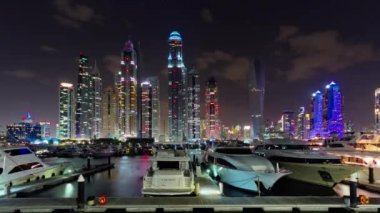 gece dubai marina palm Özel yat dock panorama 4 k zaman atlamalı Birleşik Arap Emirlikleri