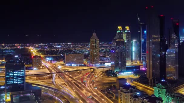 Illuminazione notturna dubai città centro traffico strada bivio 4k time lapse uniti arabi emirati — Video Stock