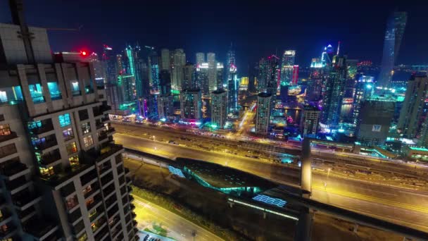 Nacht verlichting dubai marina road metrostation roof top 4 k tijd vervallen Verenigde Arabische Emiraten — Stockvideo