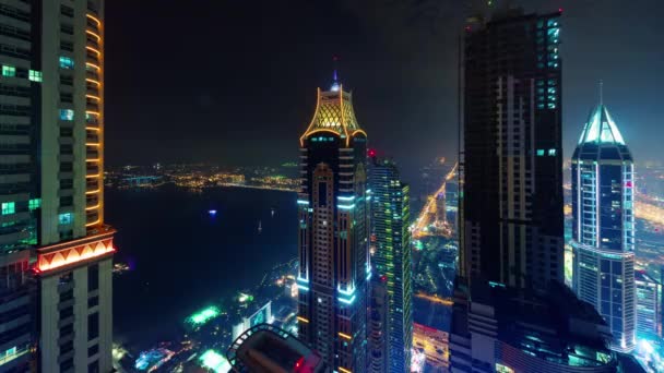 Дубай пальмовая ночь легкая пристань для яхт крыше панорама 4k время истекло объединенные арабские эмираты — стоковое видео