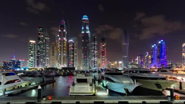Noite dubai marina palm private yacht dock panorama 4k time lapse united arab emirates — Vídeo de Stock