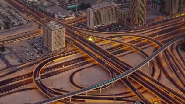Západ slunce noci osvětlení provozu silniční křižovatce střešní horní pohled 4 k time lapse Spojené arabské emiráty — Stock video