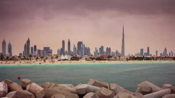 Dubai város belvárosában található strand öbölben panoráma 4 k idő telik el, Egyesült arab Emírségek — Stock videók