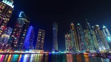 Dubai Yat Limanı gece aydınlatma yat dock panorama 4 k zaman eunited Arap Emirlikleri tur.