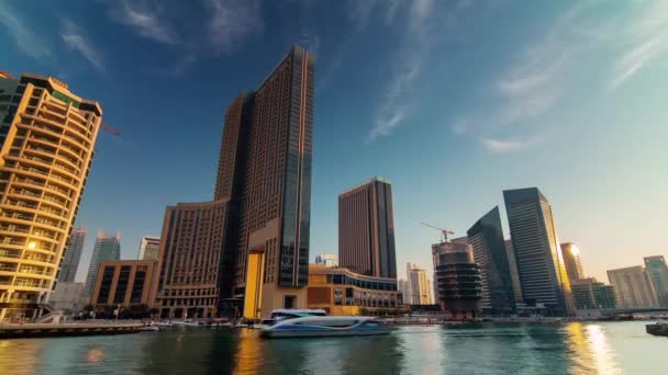 Dubai marina traffico nautico yacht barca tramonto panorama 4k time lapse uniti arabi emirati — Video Stock