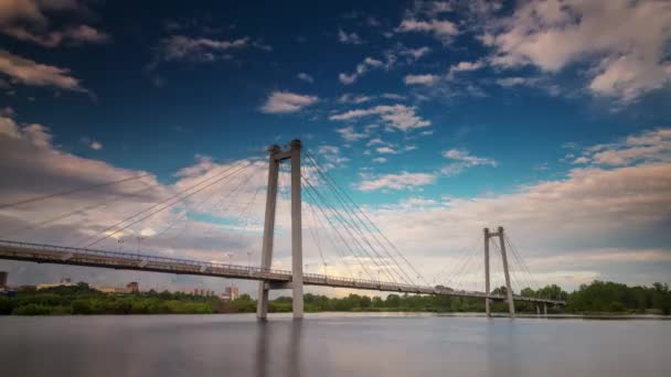 クラスノヤルスク市内エニセイ川川橋 4 k 時間経過ロシア晴れた日 — ストック動画