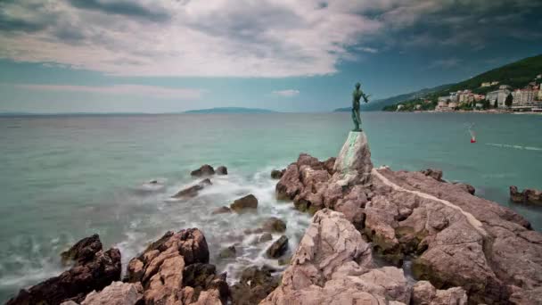 Dag istra meisje met een zeemeeuw monument zee panorama 4 k tijd vervallen Kroatië — Stockvideo