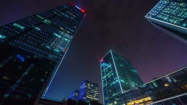 China noite luz Shenzhen até edifícios céu nublado vista 4k lapso de tempo — Vídeo de Stock