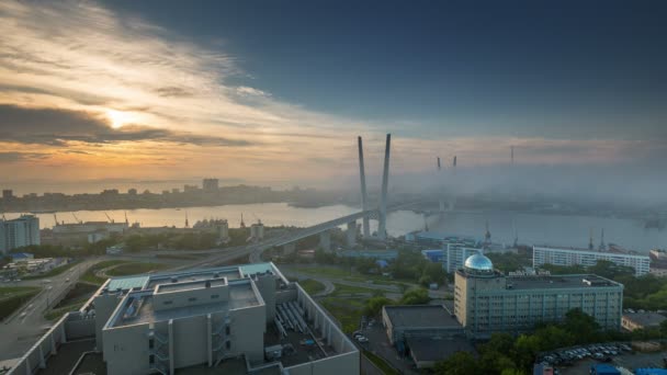 Naplemente köd Vlagyivosztok híd tető városi panoráma 4 k idő megszűnni, Oroszország — Stock videók